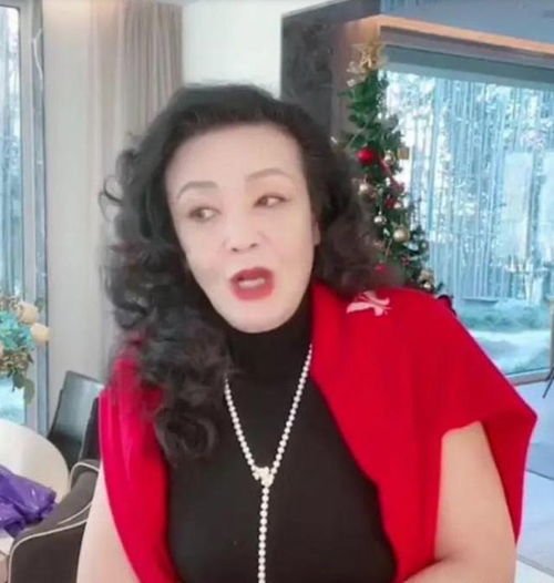 张兰晒全家福透露汪小菲保存大量大s照片,疑似吐槽大s不懂珍惜